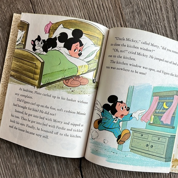 VINTAGE Walt Disney’s Mickey Mouse The Kitten-Sitters a Little Golden Book 1981 - Picture 8 of 9